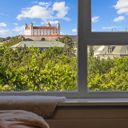 Modern City-center With Castle View Appartamento